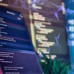 Um close-up de um monitor exibindo código de programação com realces, sobreposto com uma rede de pontos e linhas conectadas (uma malha poligonal), sugerindo conectividade e processamento em tecnologia. Isso representa paralelização de testes