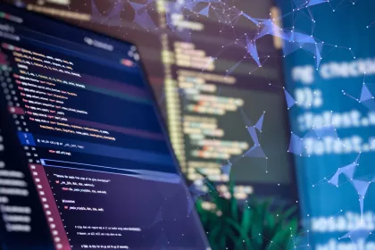 Um close-up de um monitor exibindo código de programação com realces, sobreposto com uma rede de pontos e linhas conectadas (uma malha poligonal), sugerindo conectividade e processamento em tecnologia. Isso representa paralelização de testes