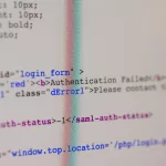 Trecho de código HTML/CSS exibindo tags e texto de erro (Authentication Failed), simbolizando falhas e problemas encontrados em testes de API e código.