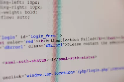 Trecho de código HTML/CSS exibindo tags e texto de erro (Authentication Failed), simbolizando falhas e problemas encontrados em testes de API e código.