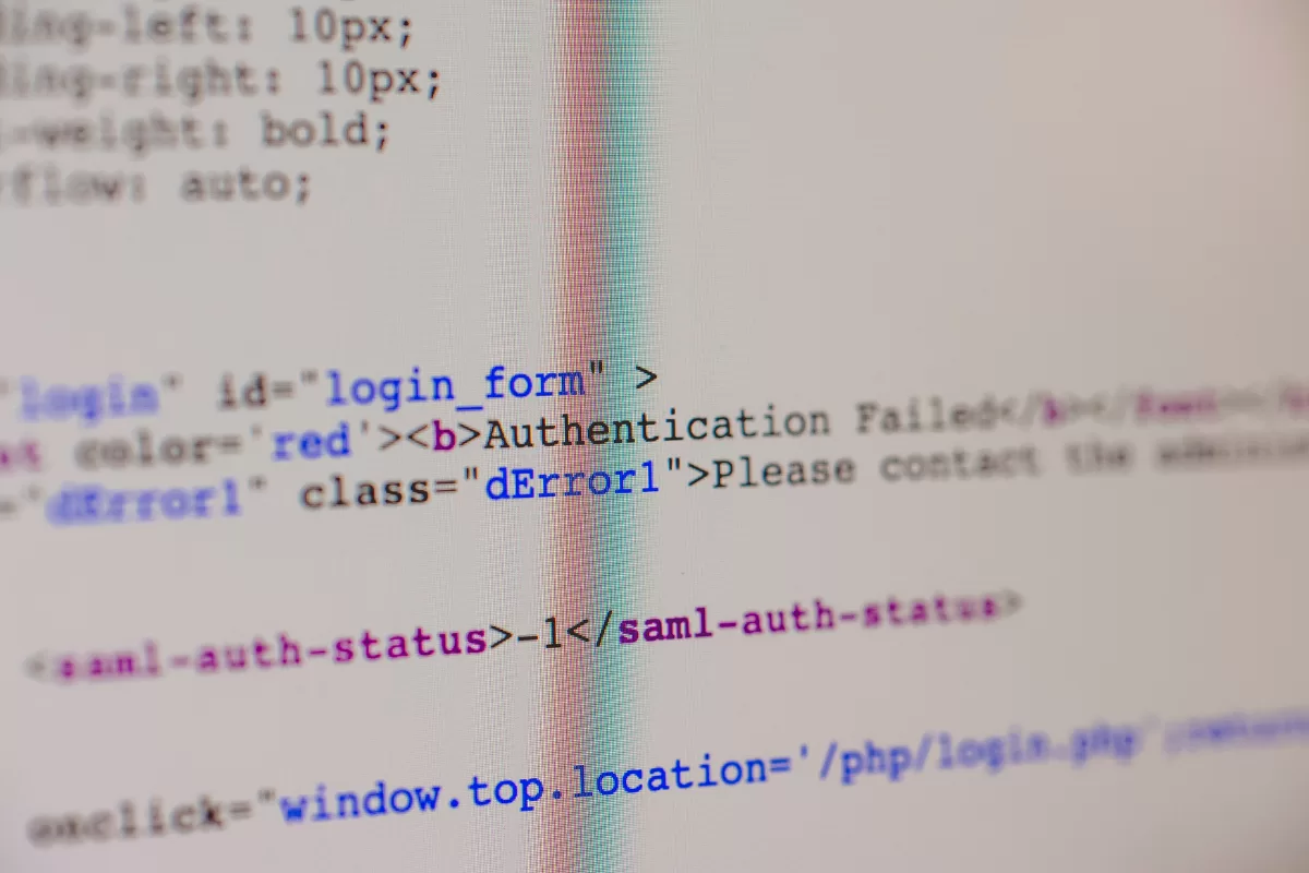 Trecho de código HTML/CSS exibindo tags e texto de erro (Authentication Failed), simbolizando falhas e problemas encontrados em testes de API e código.