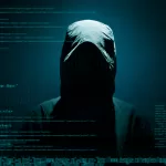 Figura encapuzada com código sobreposto, representando hacker, risco de segurança digital e pentest.