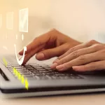 femininas digitando em um notebook com ícones de avaliação de satisfação, incluindo estrelas e um rosto sorridente. Inglês, representando a etapa de QA e tester