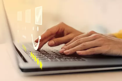 femininas digitando em um notebook com ícones de avaliação de satisfação, incluindo estrelas e um rosto sorridente. Inglês, representando a etapa de QA e tester