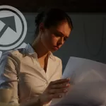 Profissional de tecnologia analisa relatório em ambiente de trabalho com quadro branco ao fundo, representando a identificação de problemas de qualidade de software.