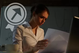 Profissional de tecnologia analisa relatório em ambiente de trabalho com quadro branco ao fundo, representando a identificação de problemas de qualidade de software.