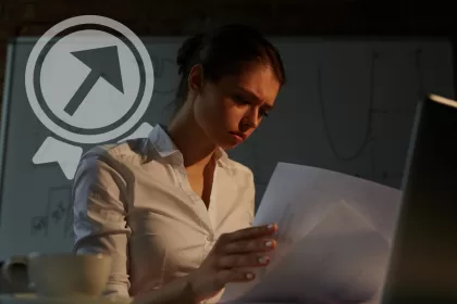 Profissional de tecnologia analisa relatório em ambiente de trabalho com quadro branco ao fundo, representando a identificação de problemas de qualidade de software.